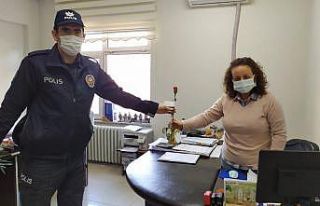 Osmaneli polisi Kadınlar Günü dolayısıyla karanfil...
