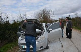 Otomobil alev aldı, sürücü yanmaktan son anda...