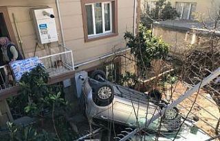 Otomobil bahçeye uçtu, 10 yaşındaki çocuk altında...