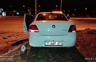 Otomobil bariyerlere çarptı, 2 kişi yaralandı