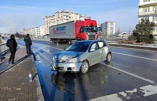 Otomobil bariyerlere çarptı: 2 yaralı