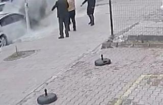 Otomobil bir anda alev aldı, o anlar güvenlik kamerasına...