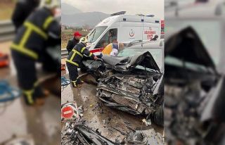 Otomobil çekiciye çarptı: 2 yaralı
