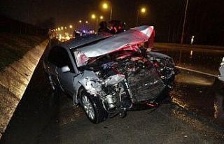 Otomobil hafif ticari araca çarptı: 1 yaralı