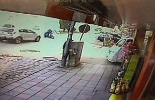 Otomobil ile elektrik bisiklet böyle çarpıştı;...