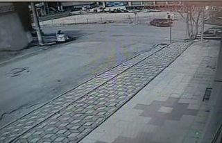 Otomobil ile hafif ticari araç böyle çarpıştı