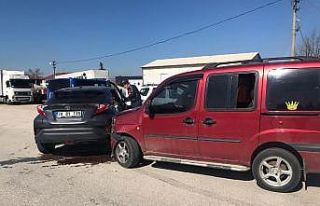 Otomobil ile hafif ticari aracın karıştığı kazada...