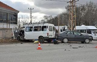 Otomobil ile minibüs çarpıştı: 4 yaralı