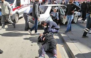Otomobil ile motosiklet çarpıştı: 3 yaralı