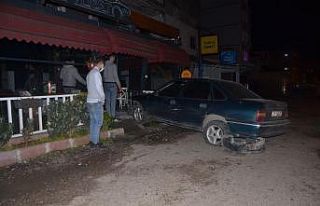 Otomobil iş yerine çarptı