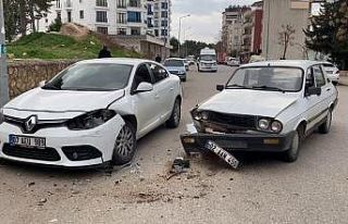 Otomobil park halindeki araca çarptı: 1 yaralı