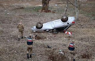 Otomobil tarlaya uçtu: 2 ağır yaralı