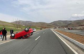 Otomobil ters döndü, sürücü yara almadan kurtuldu