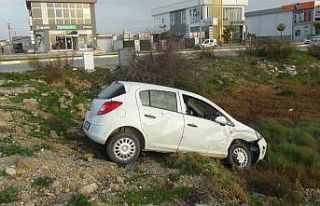 Otomobil ticari araçla çarpıştı: 3 yaralı