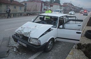 Otomobil, tıra çarptı: 5 yaralı