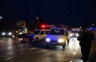 Otomobil ve ticari araç çarpıştı: 2 yaralı