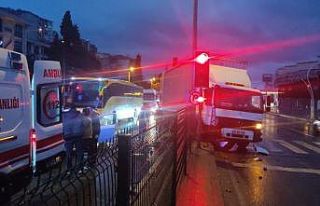 Otomobile çarpan tır karşı şeride geçti: 2 yaralı