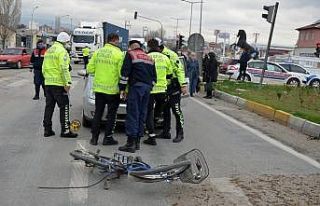 Otomobilin çarptığı bisiklet sürücüsü ağır...