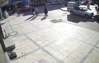 Otomobilin çarptığı motosikletli havada takla...