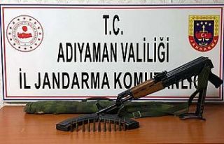 Otomobilin kaputunda kaleşnikof silah ele geçirildi