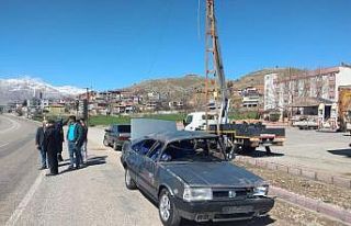 Otomobilin üzerine çatı düştü: 2 yaralı