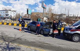 Otomobille kamyonet çarpıştı: 2 yaralı