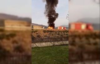 Otoyolda hafif ticari araç alev alev yandı