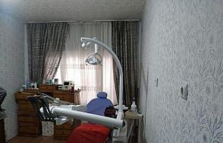 Oturduğu evi kaçak diş muayenehanesine çevirmiş