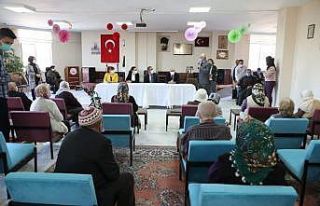 Özdemir’den huzurevine ziyaret