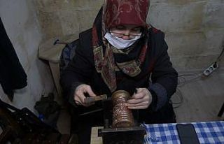 (Özel) Ağrılarından bakır işleyerek kurtuldu