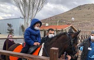 Özel çocuklardan hayvan bakımevine ziyaret