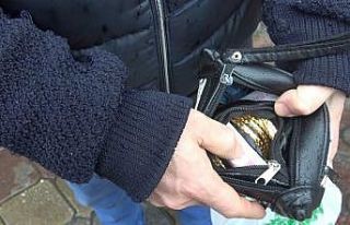 (Özel) Çöpte ziynet ve para dolu çanta buldu,...