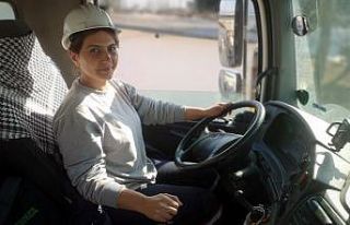 (Özel)Elinin hamuru ile 12 tonluk beton mikseri kullanıyor