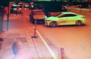 (Özel) Kırmızı ışıkta geçen taksi, kadın...