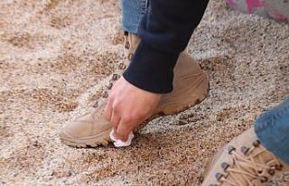 (Özel) Sahilde ayaklara yapışan zift şaşkına...