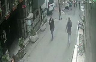 (Özel) Taksim’de genç kadının yaşadığı kapkaç...