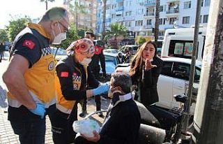 (ÖZEL) Üzerlerine gelip kaldırıma çıkan otomobilden...