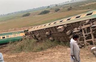 Pakistan’da yolcu treni raydan çıktı: 1 ölü,...