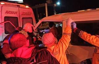 Park halindeki minibüse çarptı, 2 kişi yaralandı