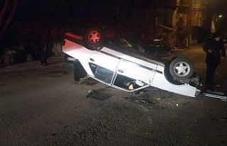 Park halindeki römorka çarpan otomobil takla attı