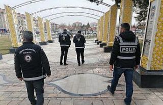 Park ve bahçeler şeritlerle kapatıldı, polisler...