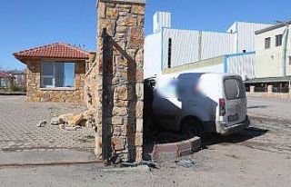 Patlayan bahçe duvarı kazanın şiddetini ortaya...