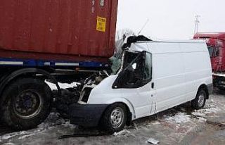 Patlayıcı madde yüklü minibüs tıra çarptı:...