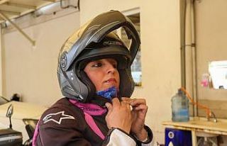 ‘Pembe kasklar’ motosikletleriyle trafikte rakip...