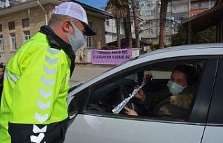 Polis ekipleri ceza için değil çiçek vermek için...