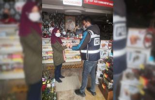 Polis ekipleri kadınlara ’karanfil’ hediye etti,...