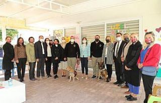 Polis eşleri, görme engelli çocuklarla bir araya...