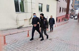 Polis otosuna çarpıp kaçarken 1 kilo uyuşturucuyu...