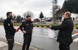 Polis ve bekçilere sıcak ikramda bulundu