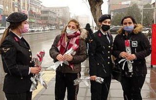 Polis ve jandarmadan kar yağışı altında kadınlara...